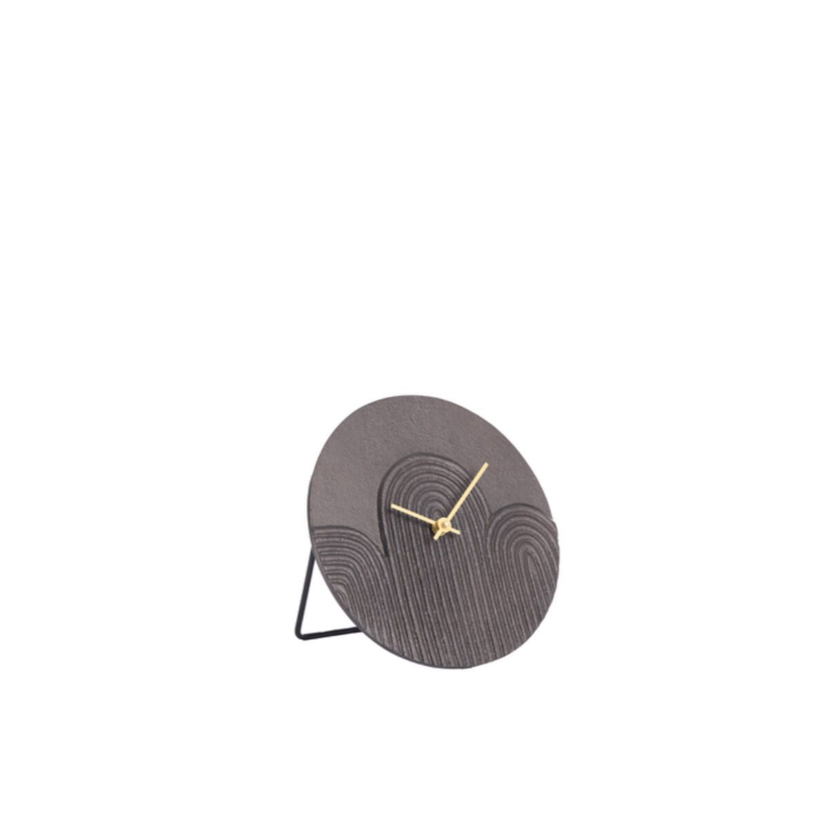 Minimalistische zwarte wijzerplaat met gouden wijzers en een gestreepte ronde wijzerplaat.