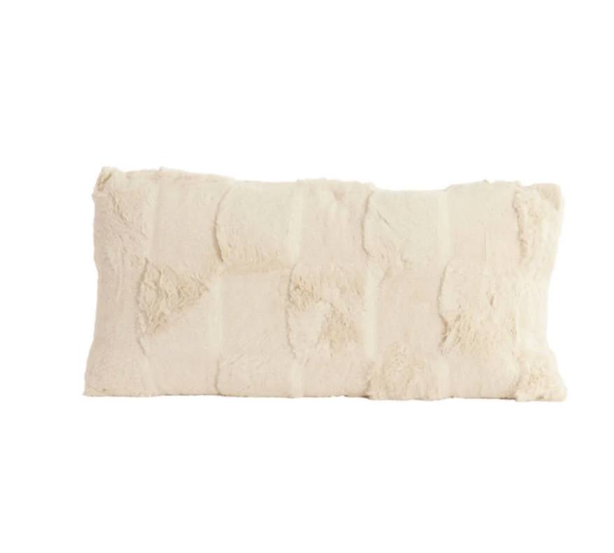 Crèmekleurig, rechthoekig, pluizig kussen met rechthoekige, gestructureerde vlakken.