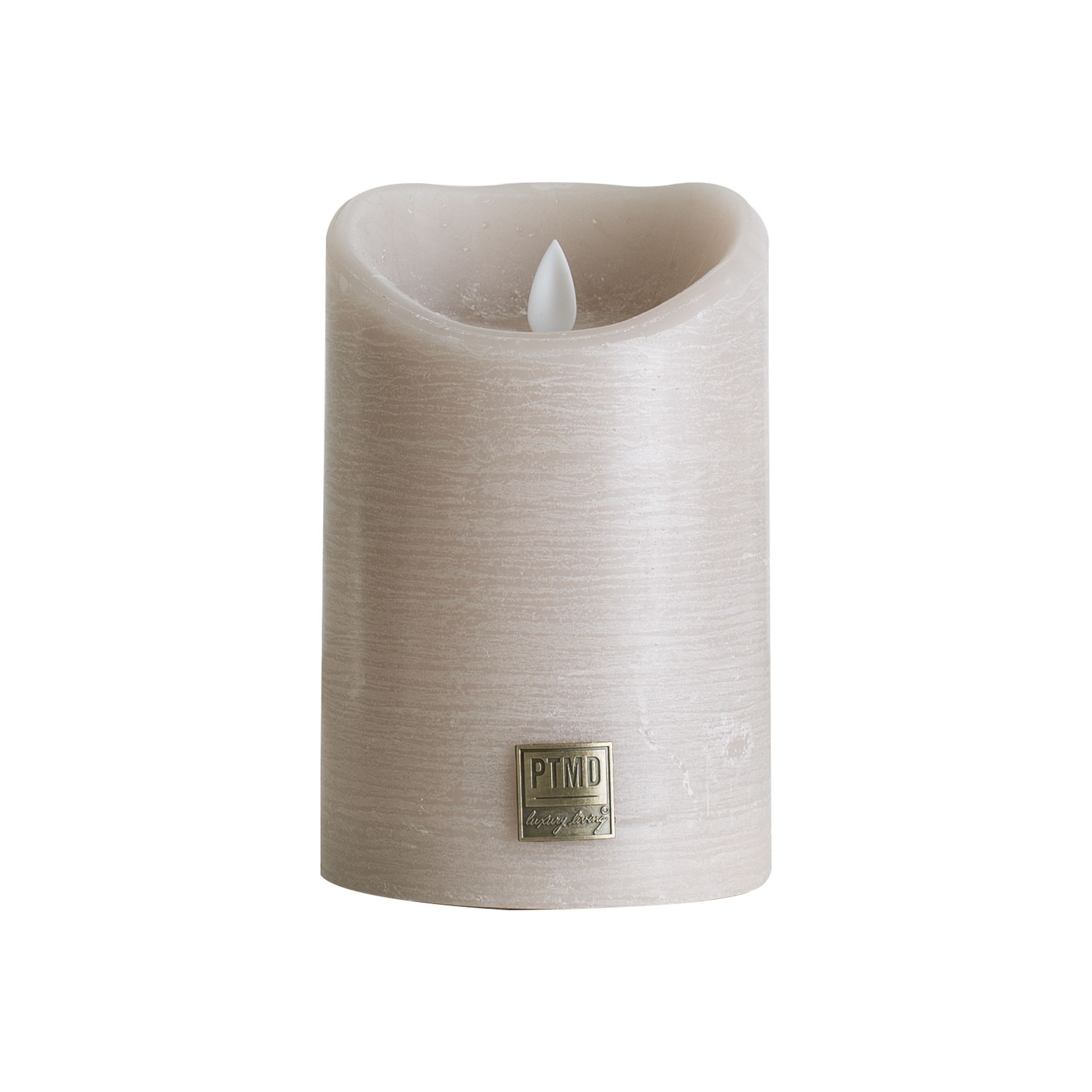 Crèmekleurige stompkaars met een kleine vlam en een zilverkleurig etiket op een witte achtergrond.