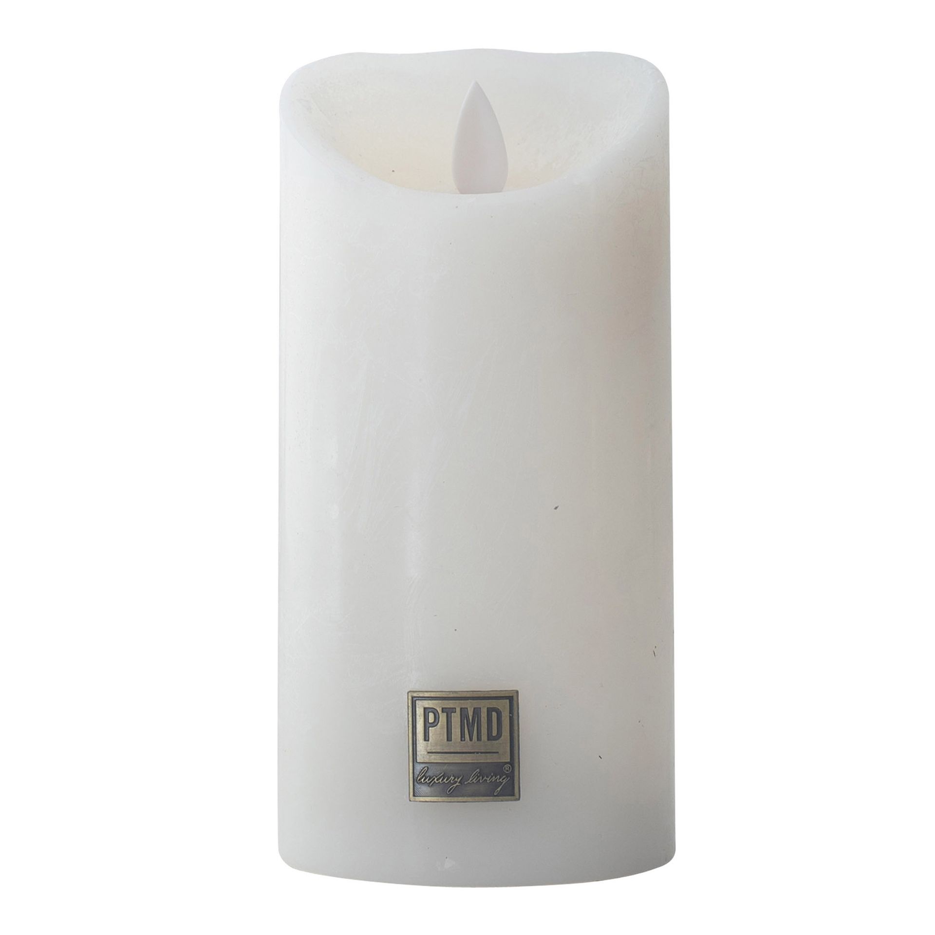 Witte, vlamloze LED-kaars met een klein vlammetje en een zilverkleurig logo aan de onderkant.