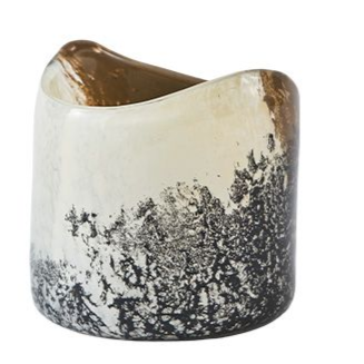 Abstracte keramische kop met wit en zwart gespikkeld glazuur en een bruine binnenkant.