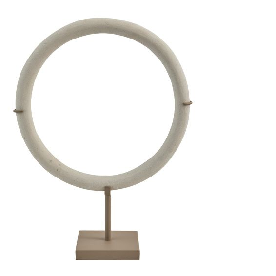 Ronde, beige ringsculptuur op een sokkel met een vierkante voet.