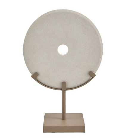 Minimalistische beige ronde schijflamp op een voet met een klein gat in het midden.