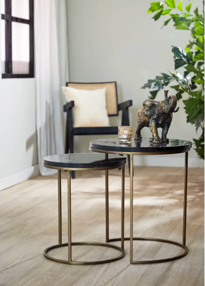 Bronzen olifantensculptuur met opgeheven slurf en gespreide oren.