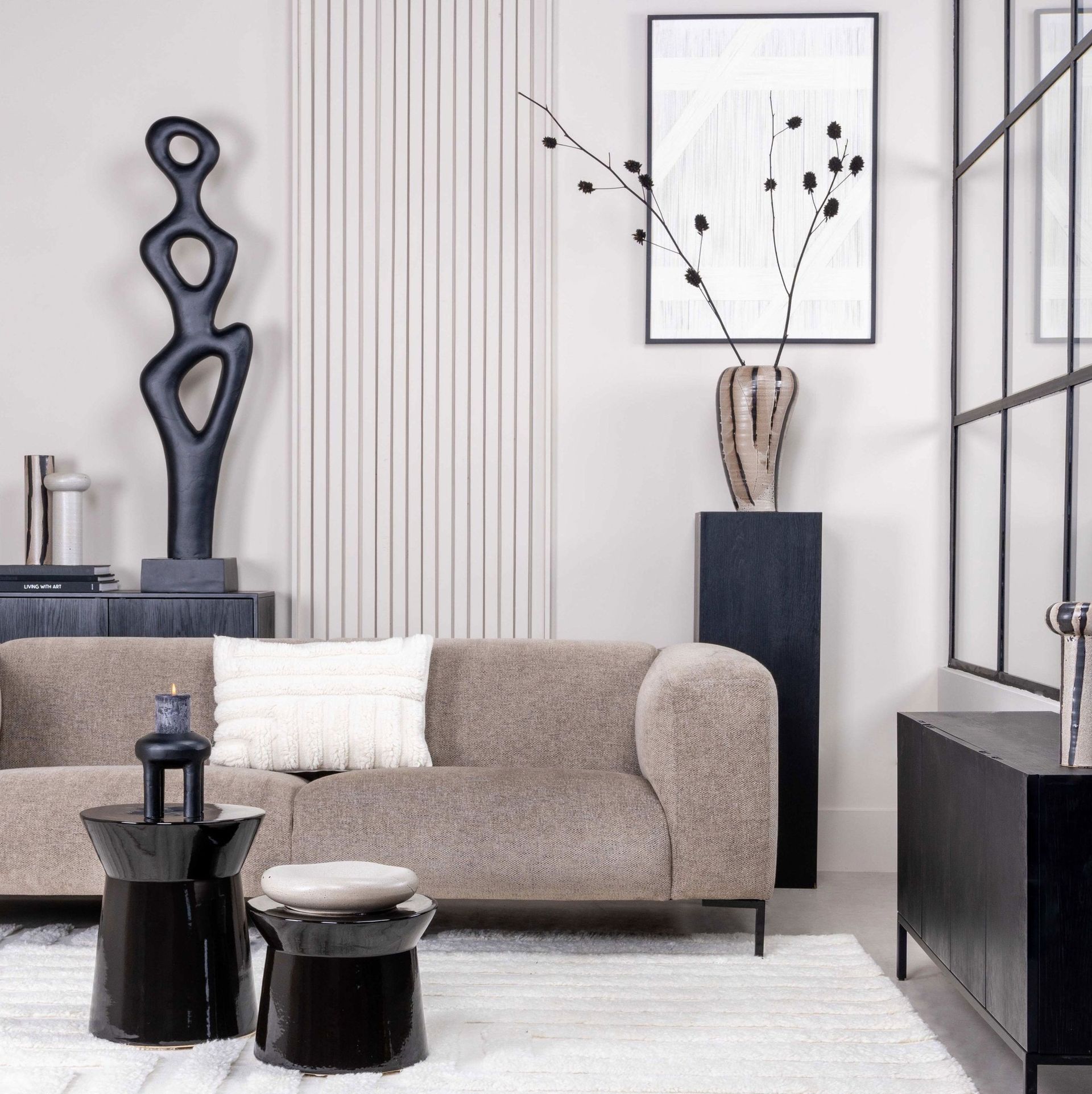 Crèmekleurig rechthoekig kussen met een gestructureerd, pluizig oppervlak.