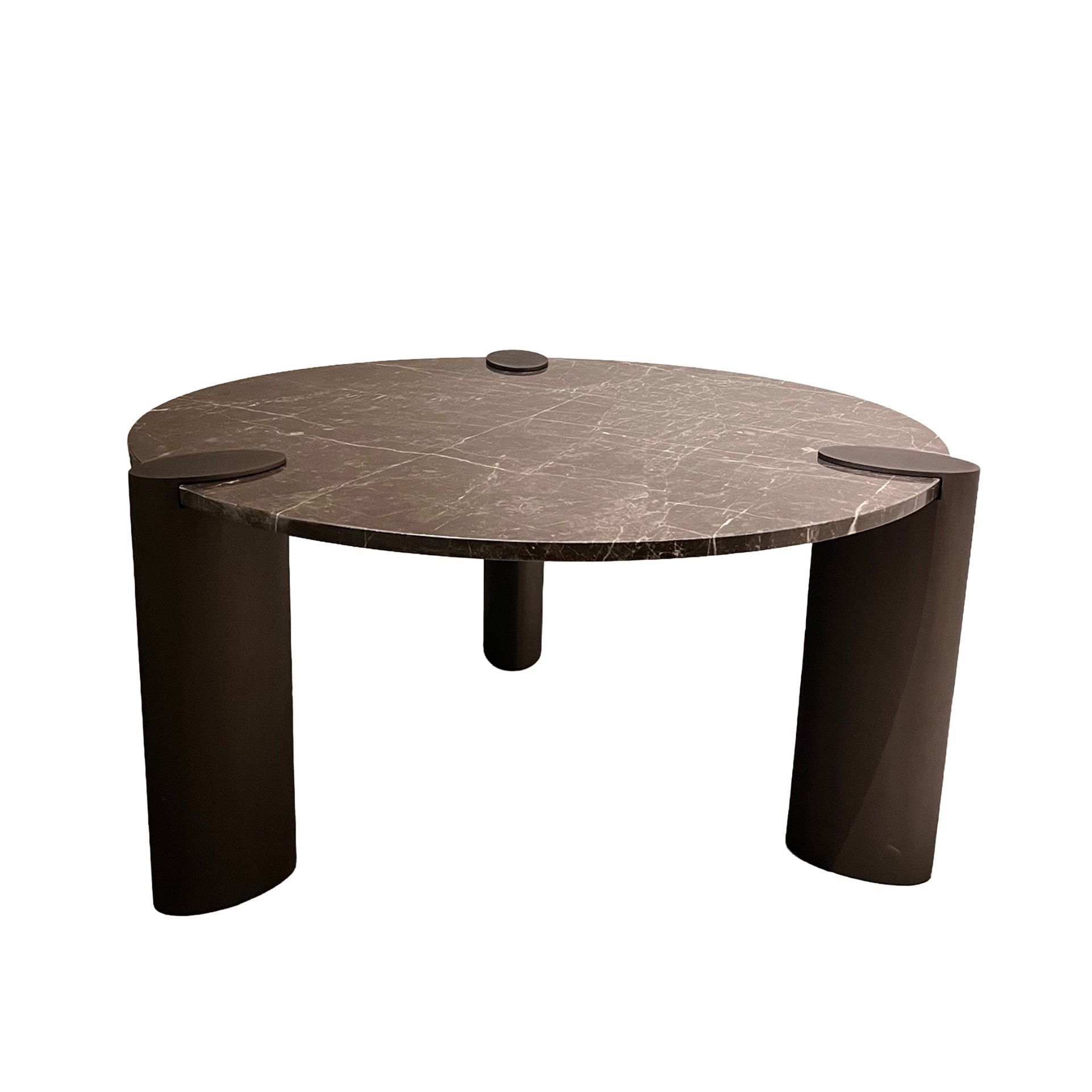 Ronde bruine houten tafel met drie gebogen poten op een effen witte achtergrond.