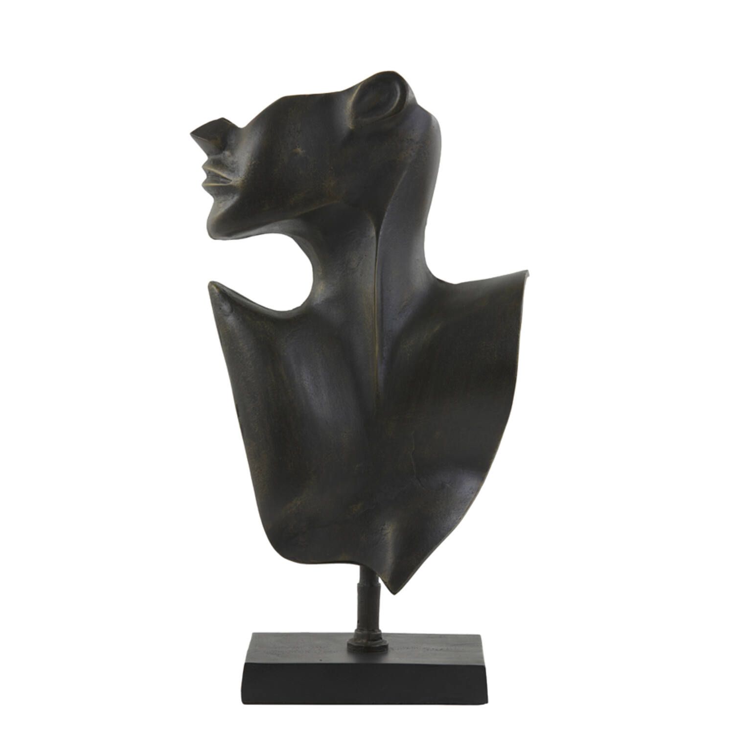 Abstracte, zwarte, moderne sculptuur op een rechthoekige sokkel, met een hol middenstuk en hoekige, vloeiende lijnen.
