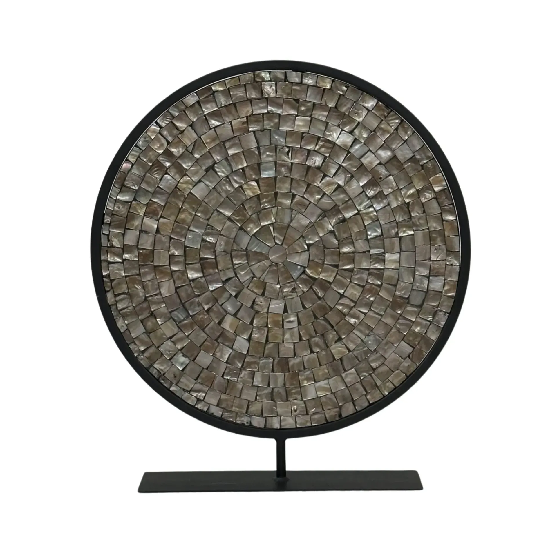 Decoratieve ronde mozaïeksculptuur op een zwarte sokkel, gemaakt van kleine metalen tegeltjes.