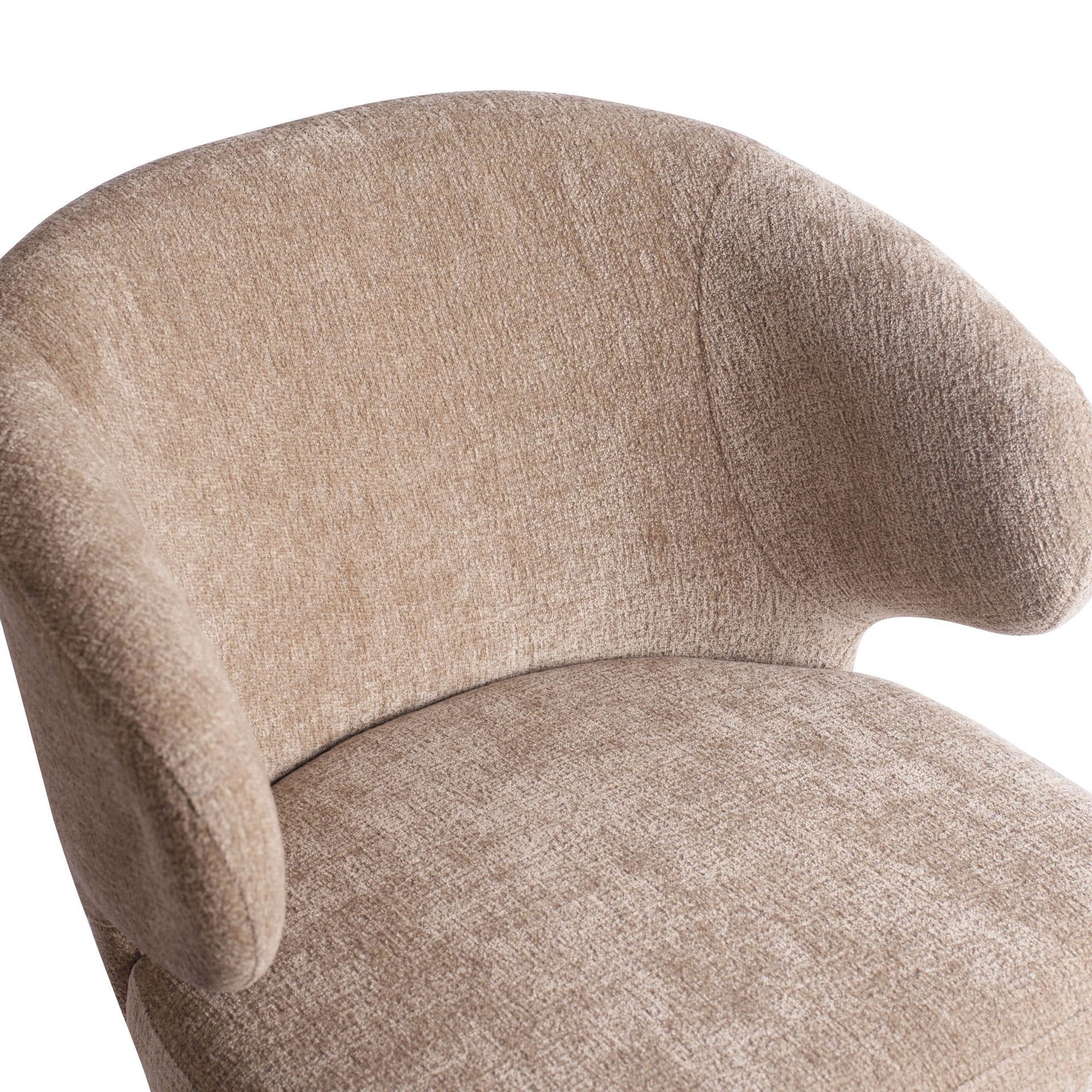 Beige gestoffeerde fauteuil met zwarte poten op een witte achtergrond