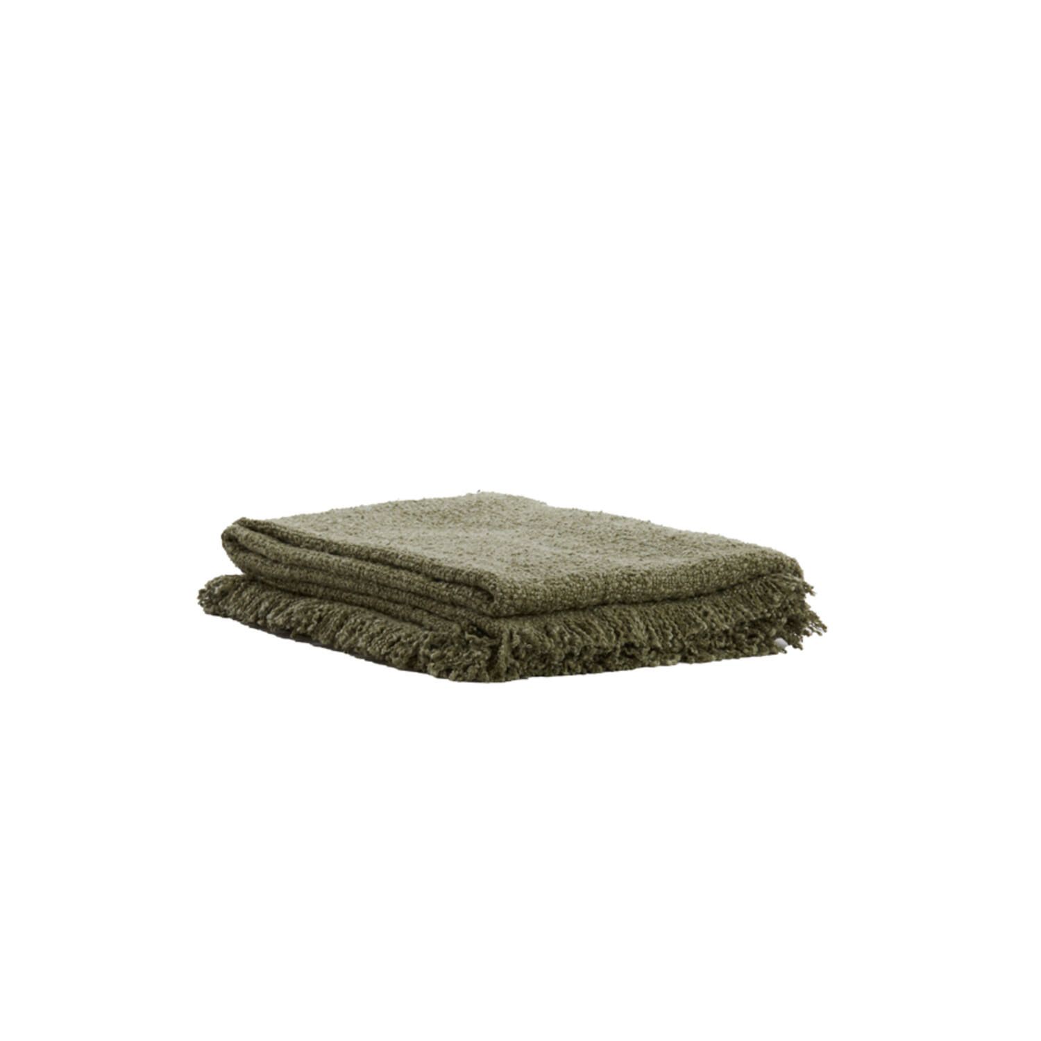 Opgevouwen olijfgroene deken of handdoek, gestapeld op een witte achtergrond.