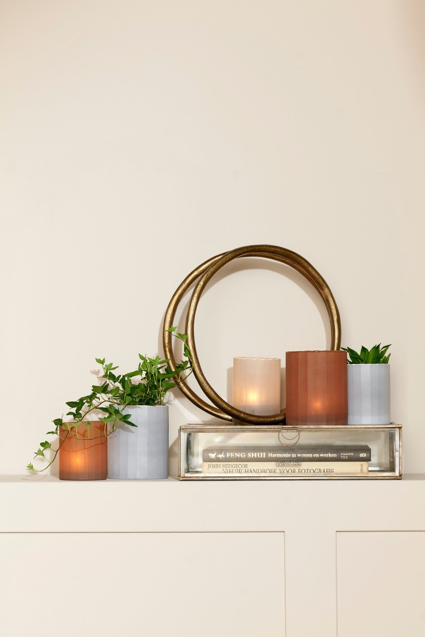 Twee in elkaar verstrengelde gouden armbanden met een kleine sluiting.