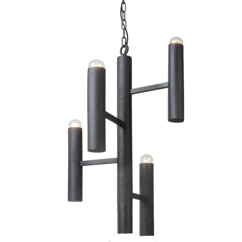 Zwarte kroonluchter met vier donkergetinte lampen, tegen een grijze betonnen muur met structuur.