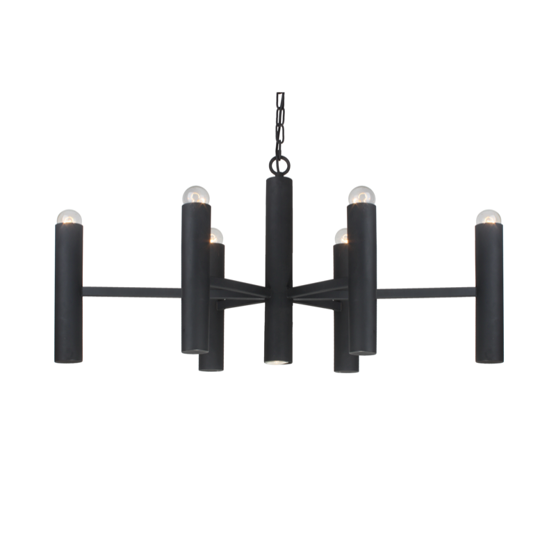 Een zwarte kroonluchter met grote gloeilampen hangt boven een houten tafel met groene stoelen.