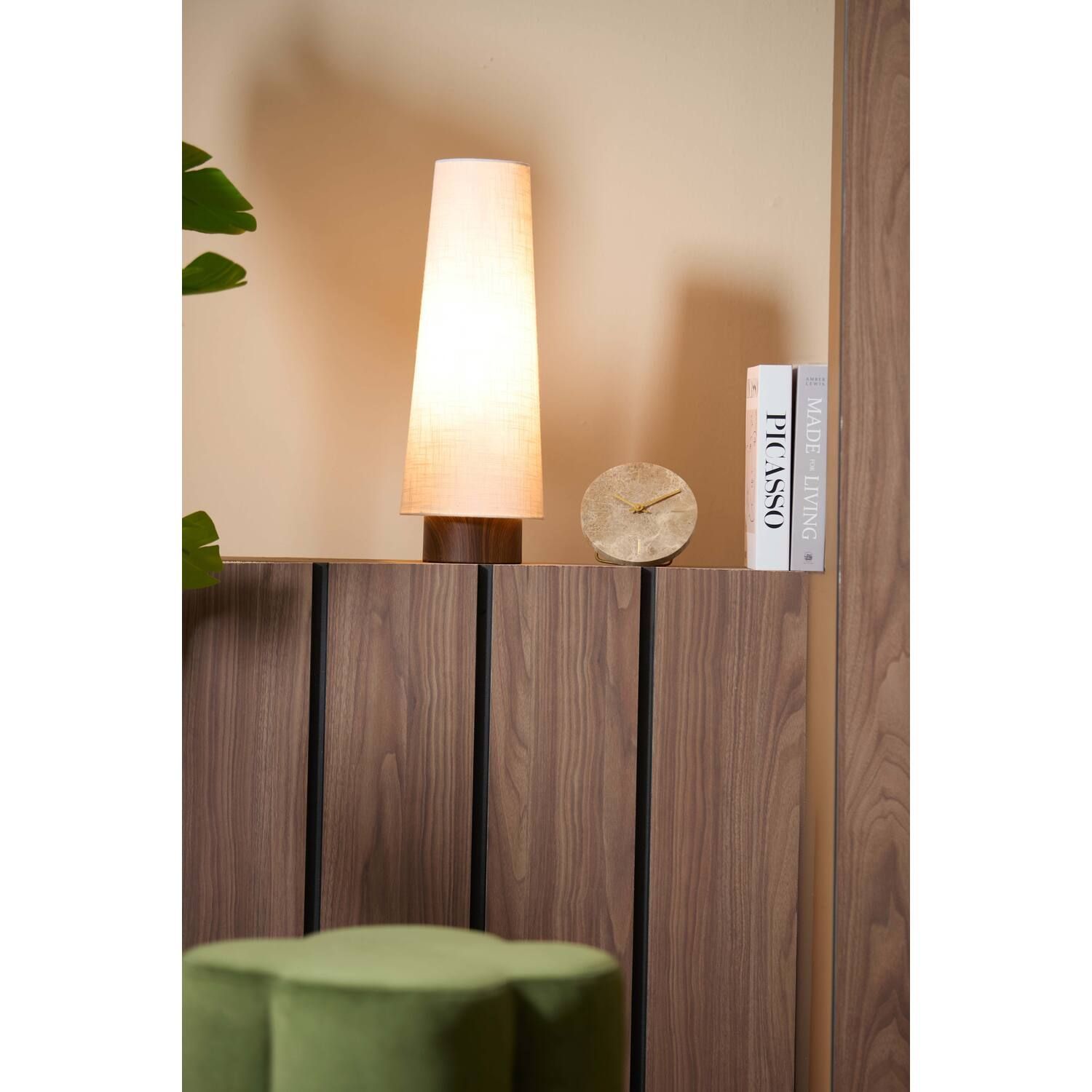Witte, taps toelopende tafellamp met een houten voet.