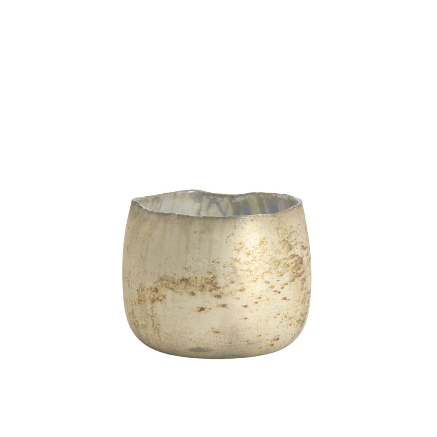 Klein beige keramisch kopje met een ruwe, ongeglazuurde afwerking en een onregelmatige rand op een witte achtergrond.