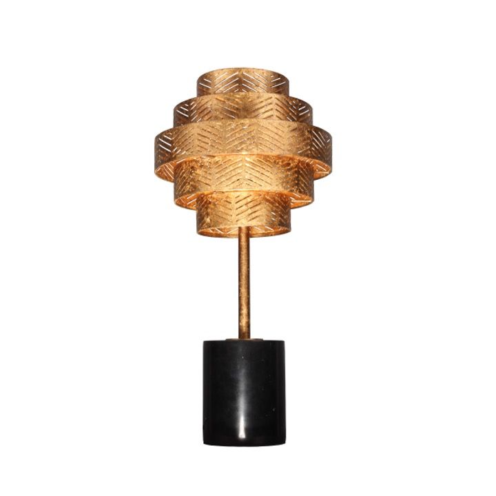 Gouden metalen lamp met meerdere lagen en een zwarte cilindrische voet.