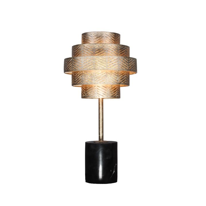Gouden metalen lamp met meerdere lagen en een zwarte cilindrische voet.