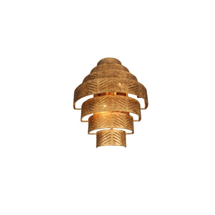 Gouden wandlamp met meerdere lagen en sierlijke uitsparingen, die warm licht uitstraalt.