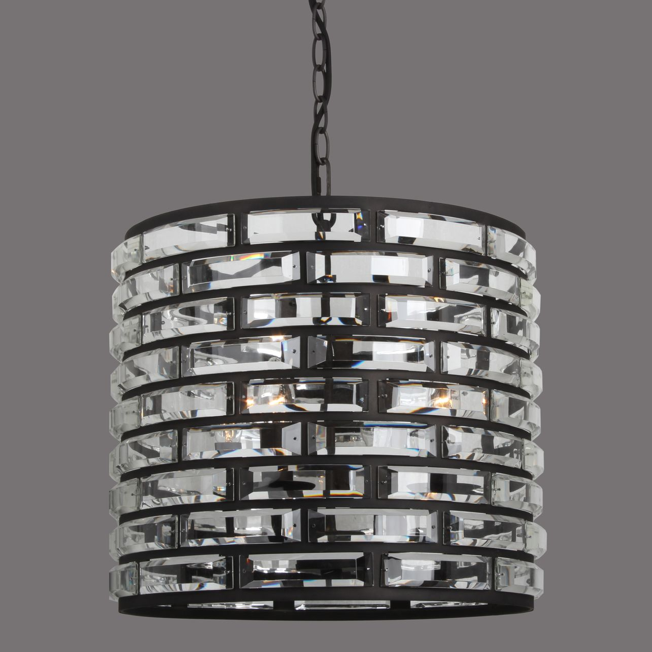 Zwarte, cilindrische kroonluchter met rechthoekige kristallen accenten.