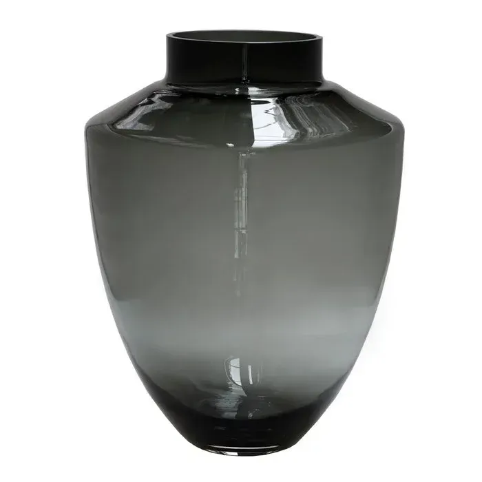 Grijze glazen vaas met een ronde vorm, een donkere rand en een kleurverloop van een donkere basis naar een lichte bovenkant.
