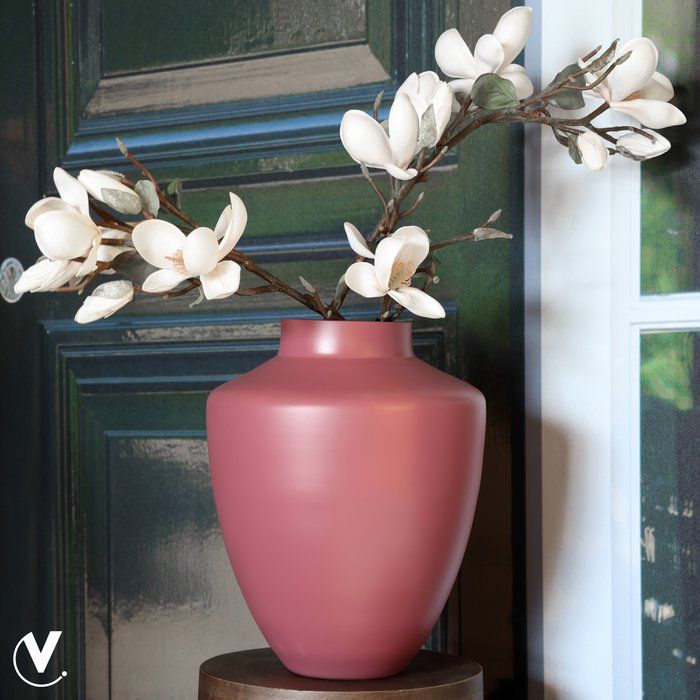 Kastanjebruine vaas met een breed lichaam dat uitloopt in een smalle hals.