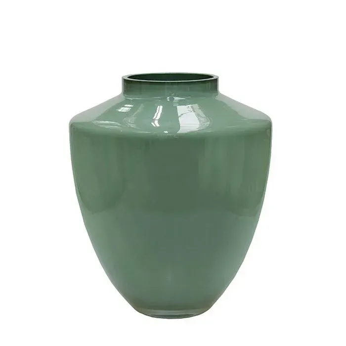 Groene glazen vaas, rond lichaam, licht taps toelopende voet, korte hals.