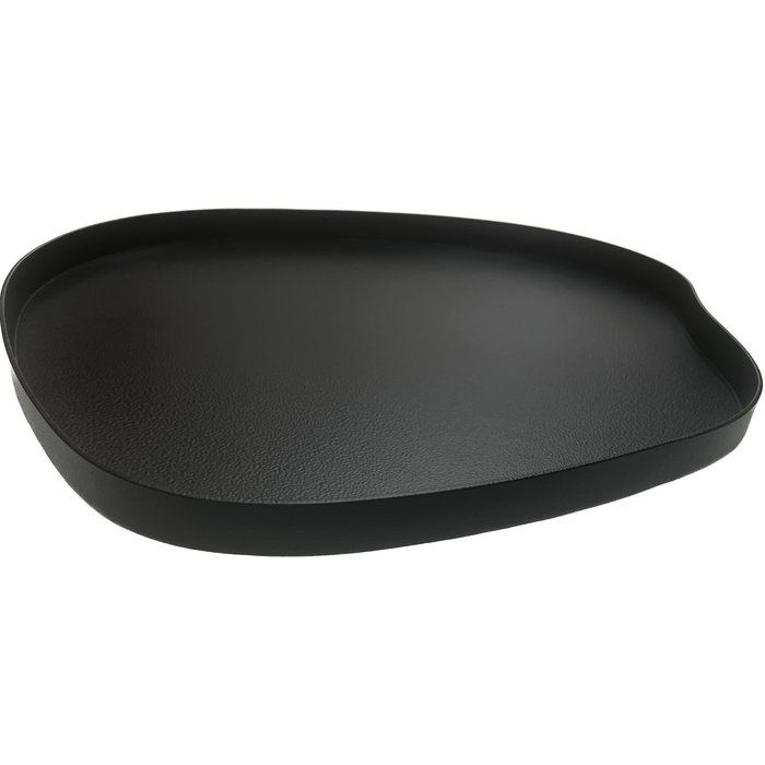 Zwarte, ovale metalen schaal met een gestructureerd oppervlak en opstaande randen.