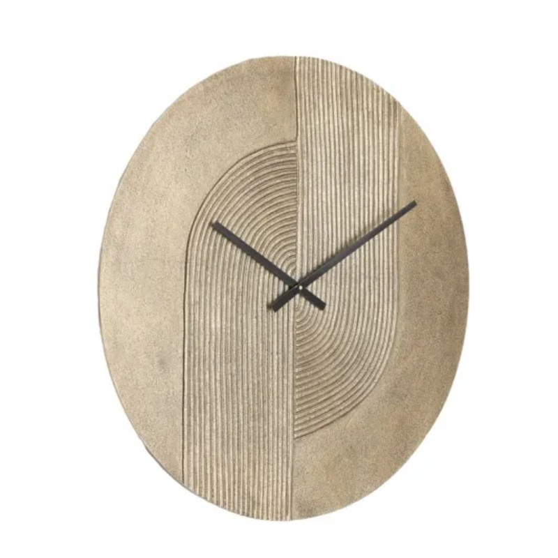 Ronde wandklok in goudkleur met een lineair en gebogen textuurpatroon; zwarte wijzers.