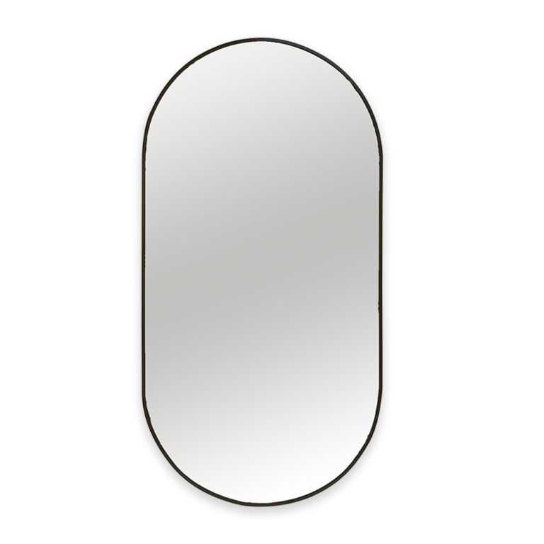 Een verticale, capsulevormige wandspiegel met een dunne zwarte lijst op een effen witte achtergrond.