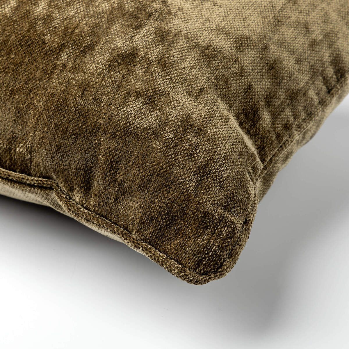 Een rechthoekig sierkussen van een gestructureerde, diepbruine stof met een subtiele metallic glans.