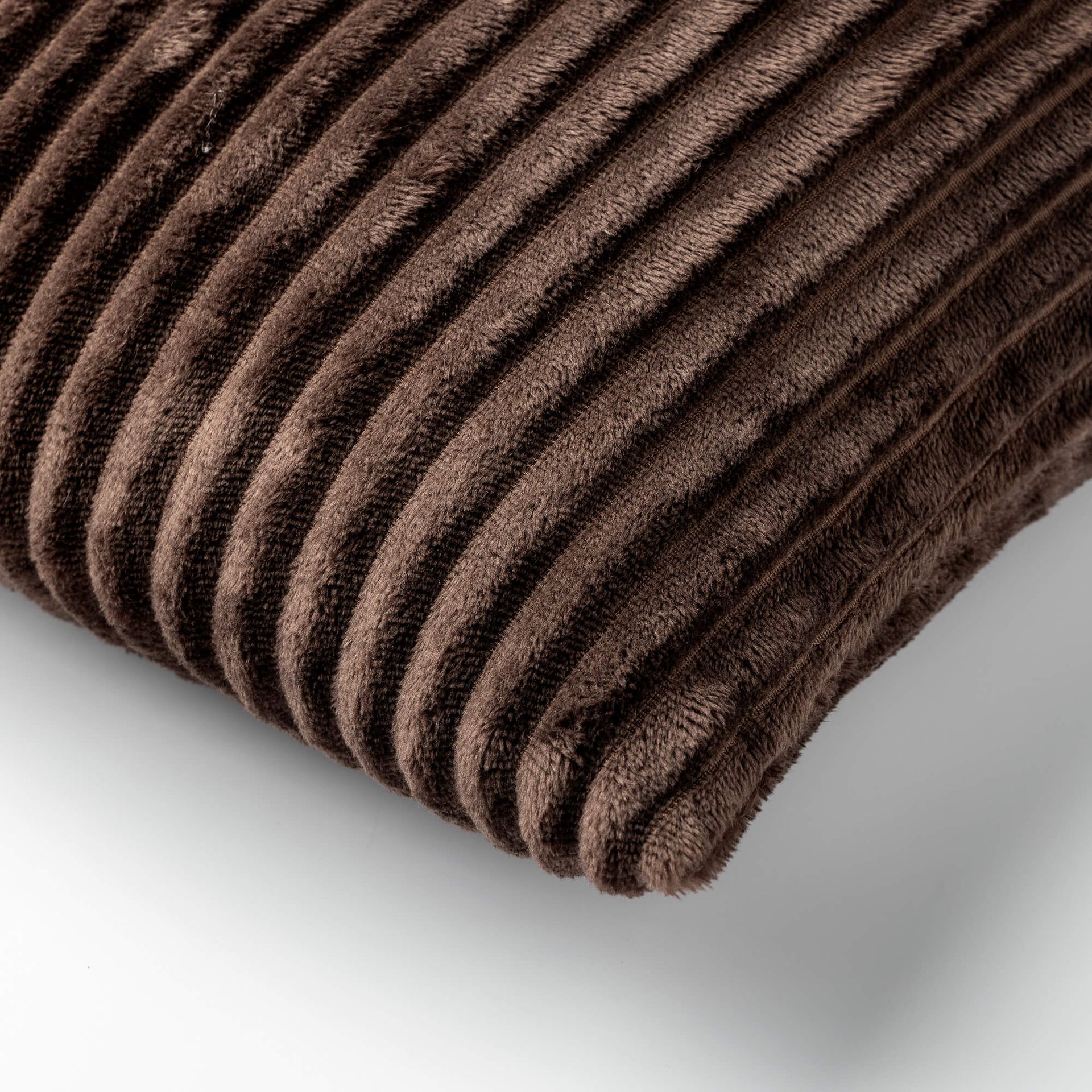 MART - sierkussen 45x45 cm - zacht ribfluweel - corduroy - Chocolate Martini - bruin
