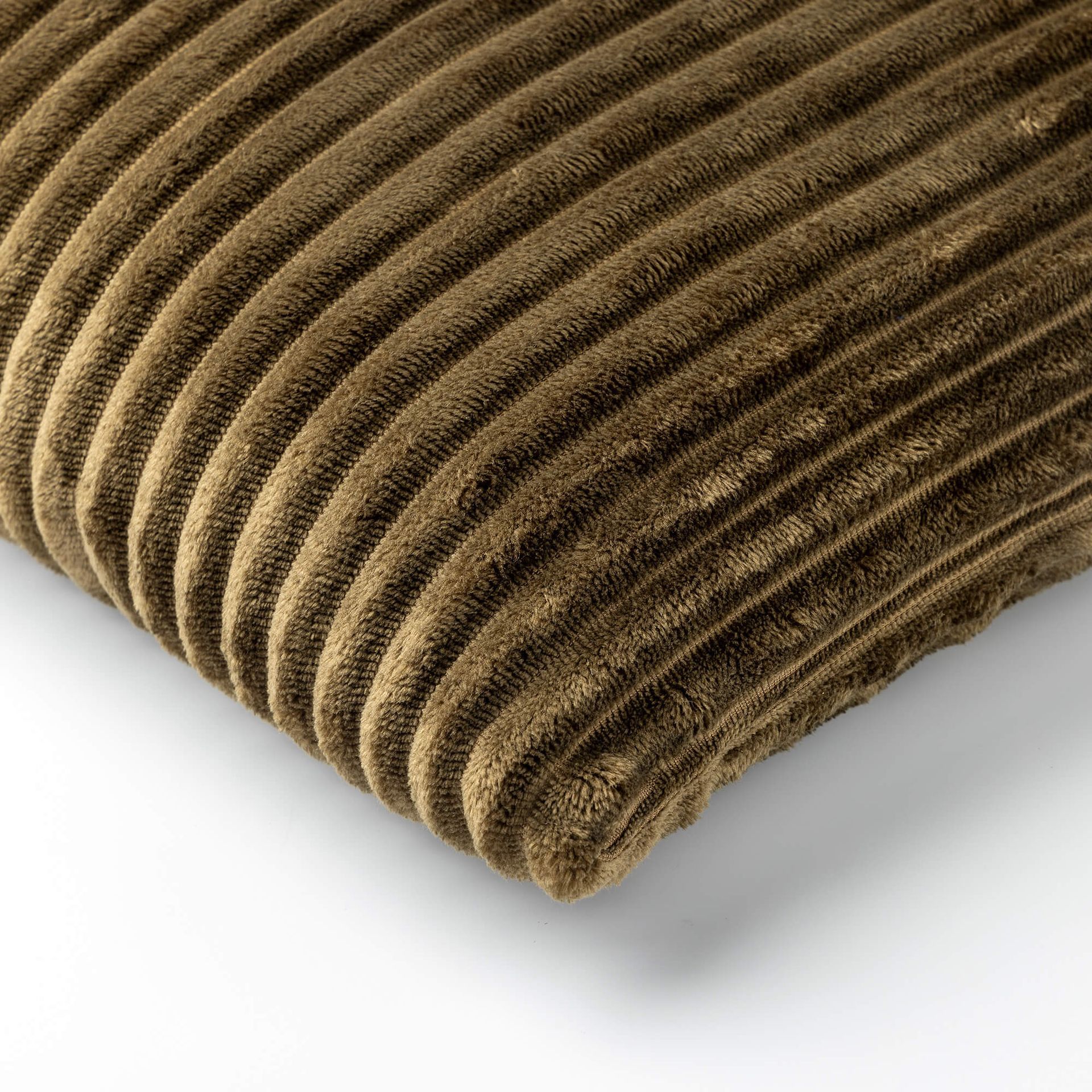 Een vierkant, donker olijfgroen sierkussen met een gestructureerd, verticaal geribbeld corduroy patroon.