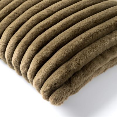 Een vierkant sierkussen met een zachte, olijfkleurige tot bruine imitatiebontstructuur en horizontale, geribbelde plooien.