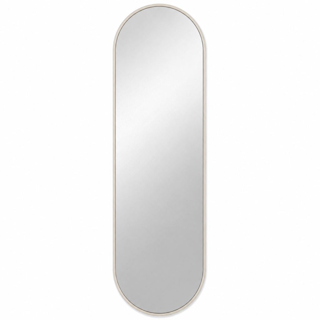 Slanke ovale wandspiegel met een zilverkleurig frame op een witte achtergrond.