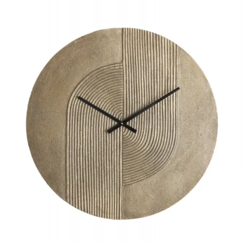 Ronde wandklok in goudkleur met een lineair en gebogen textuurpatroon; zwarte wijzers.