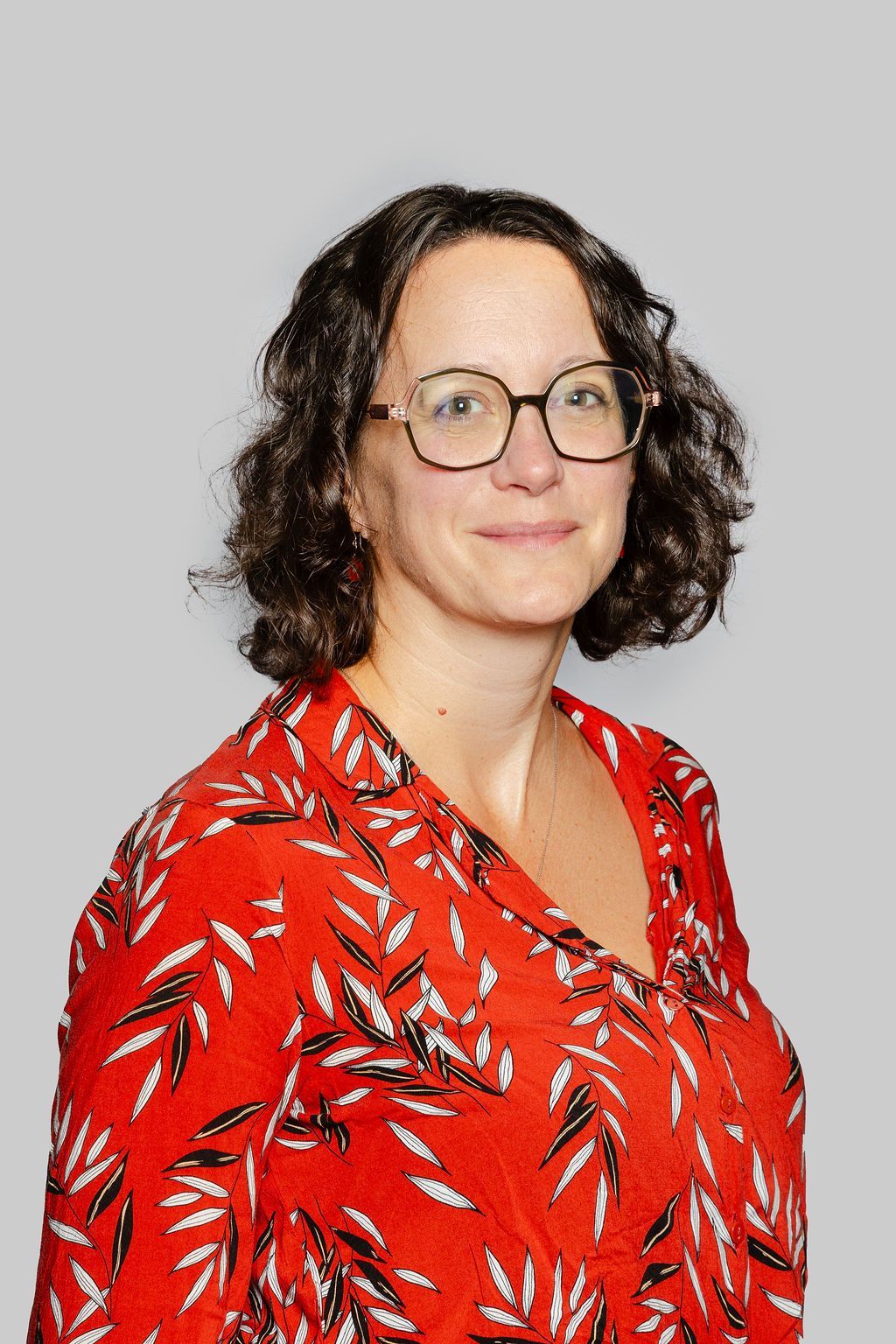 Une photo en noir et blanc d'une femme portant des lunettes et une veste en cuir.
