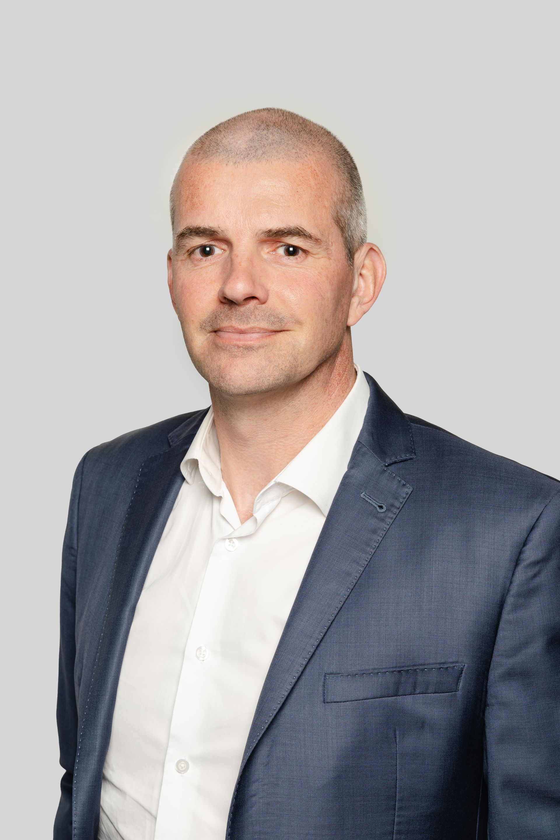 Une photo en noir et blanc d'un homme en costume et chemise.