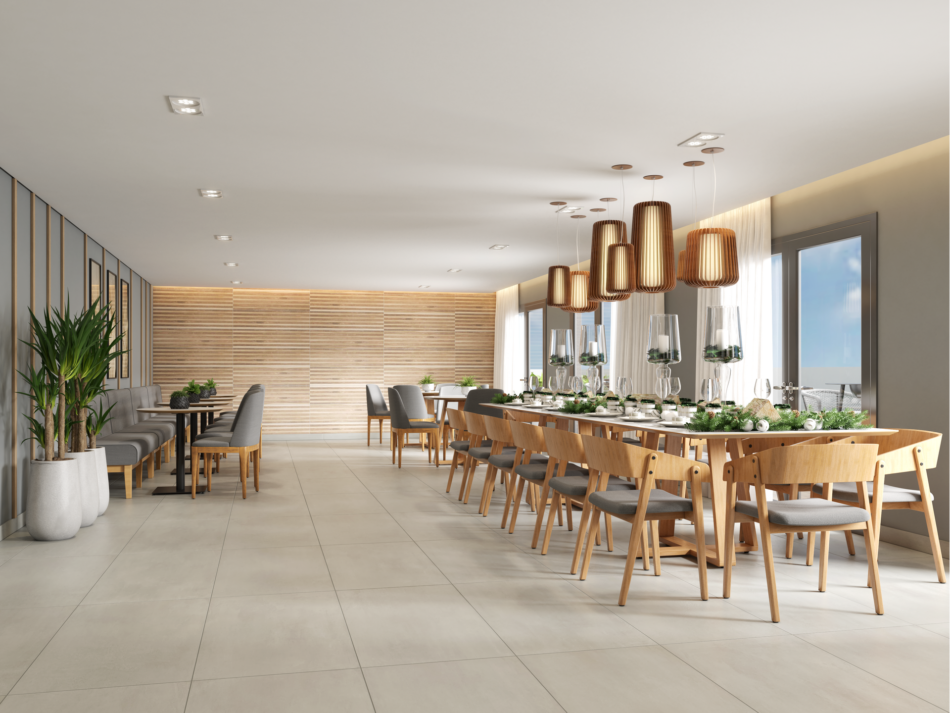 Interior de restaurante com mesa de jantar comprida, cadeiras de madeira e iluminação decorativa.