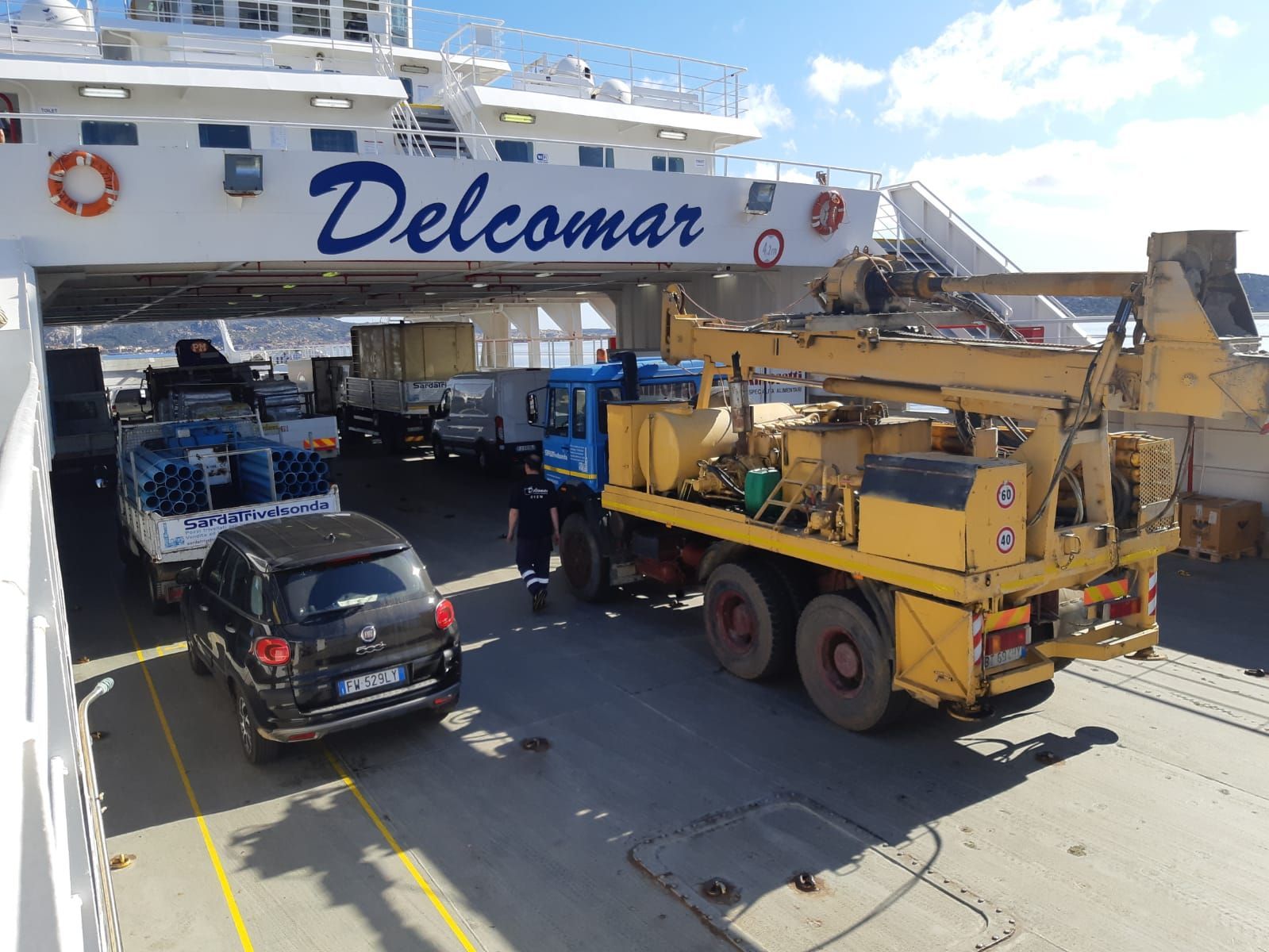 Veicoli e attrezzature caricati su un traghetto, 