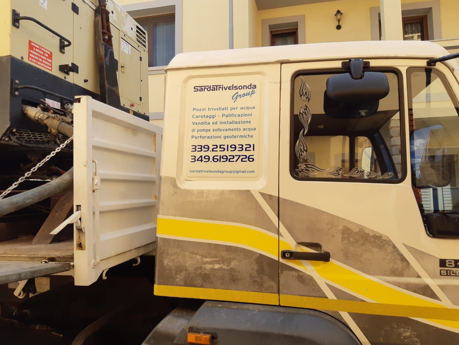 Camion bianco con vano di carico aperto; strisce gialle e grigie sui lati Sarda Trivelsonda Group Olbia  Loiri Porto San Paolo - Loiri (SS)