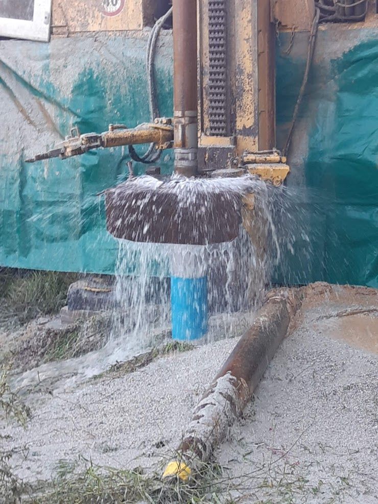 Impianto di perforazione con spruzzatura d'acqua, scavo della terra e tubo blu Sarda Trivelsonda Group Olbia  Loiri Porto San Paolo - Loiri (SS)
