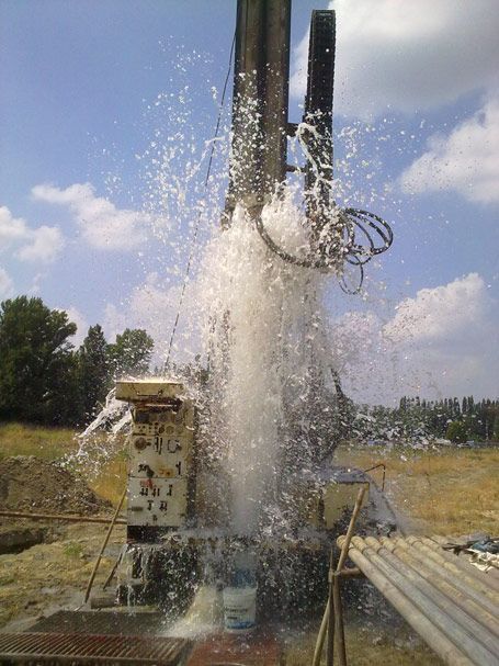 Acqua che sgorga da una piattaforma di perforazione in una giornata di sole Sarda Trivelsonda Group Olbia  Loiri Porto San Paolo - Loiri (SS)