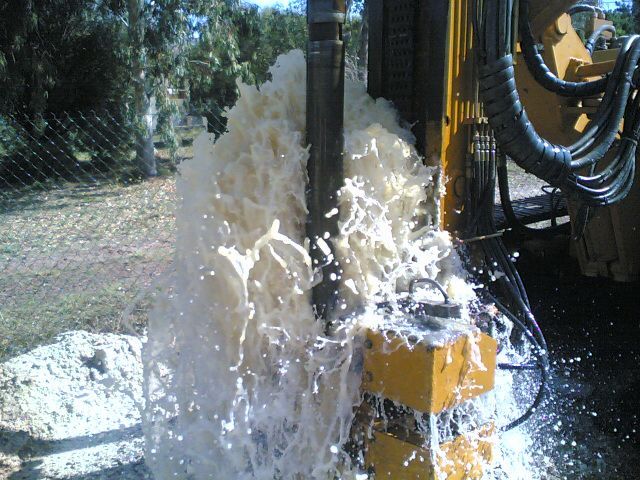 Piattaforma di perforazione che espelle acqua schiumosa Sarda Trivelsonda Group Olbia  Loiri Porto San Paolo - Loiri (SS)