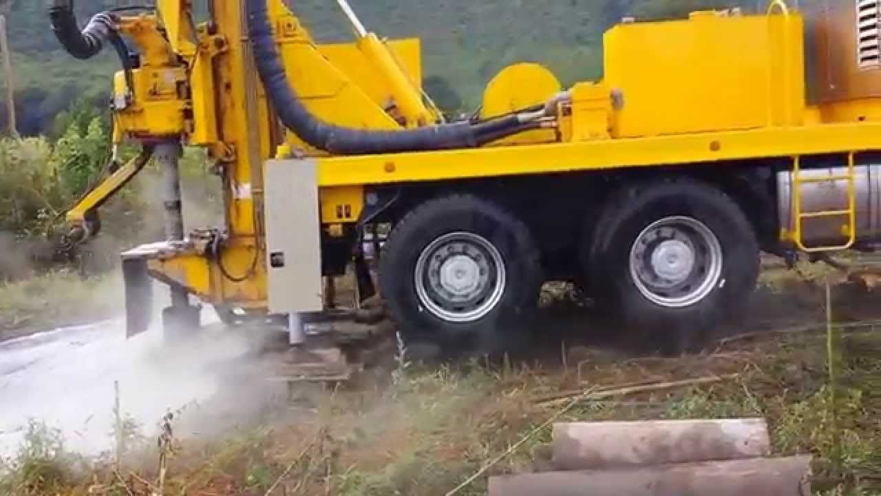 Una piattaforma di perforazione gialla su un camion perfora il terreno Sarda Trivelsonda Group Olbia  Loiri Porto San Paolo - Loiri (SS)
