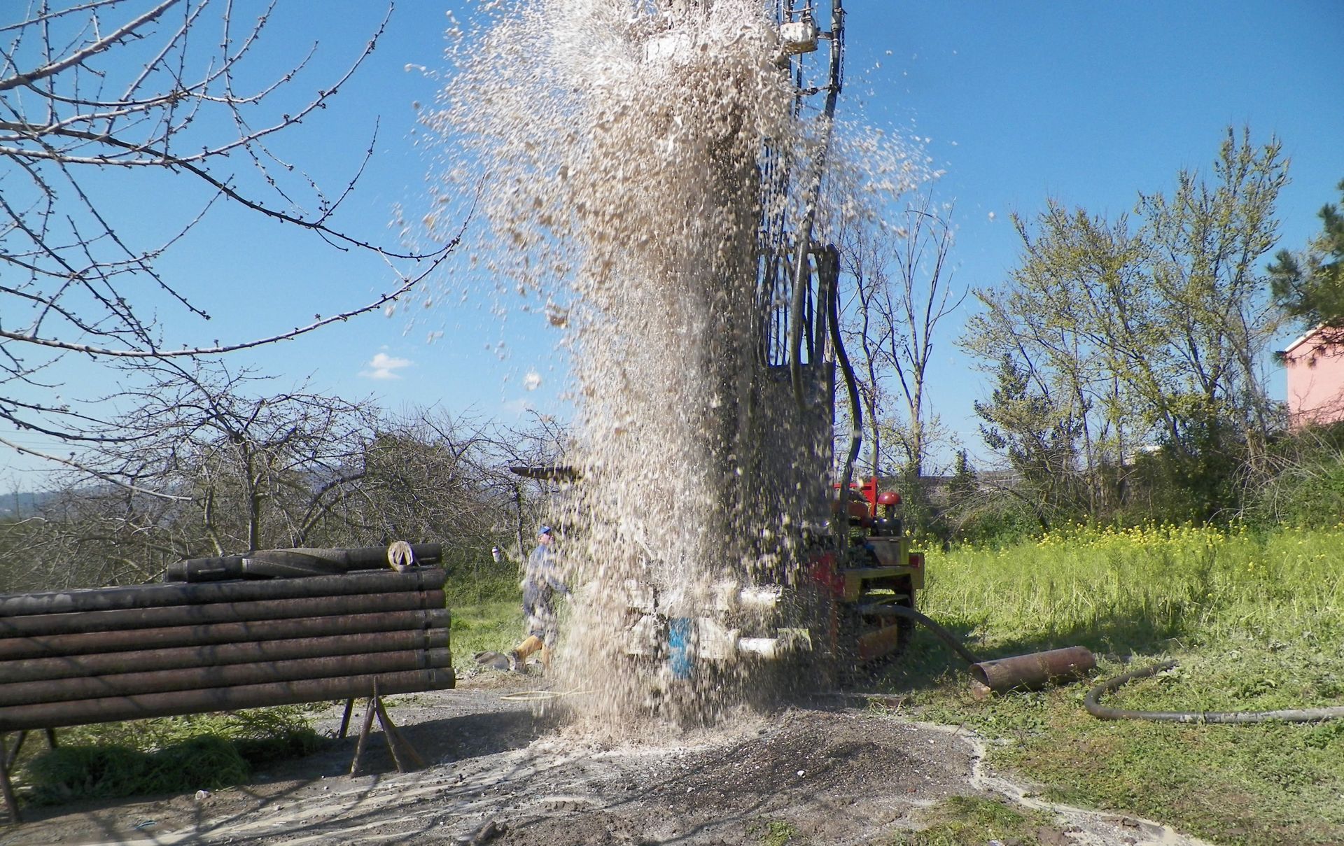 Una piattaforma di perforazione erutta nell'aria un geyser di acqua e detriti Sarda Trivelsonda Group Olbia  Loiri Porto San Paolo - Loiri (SS)