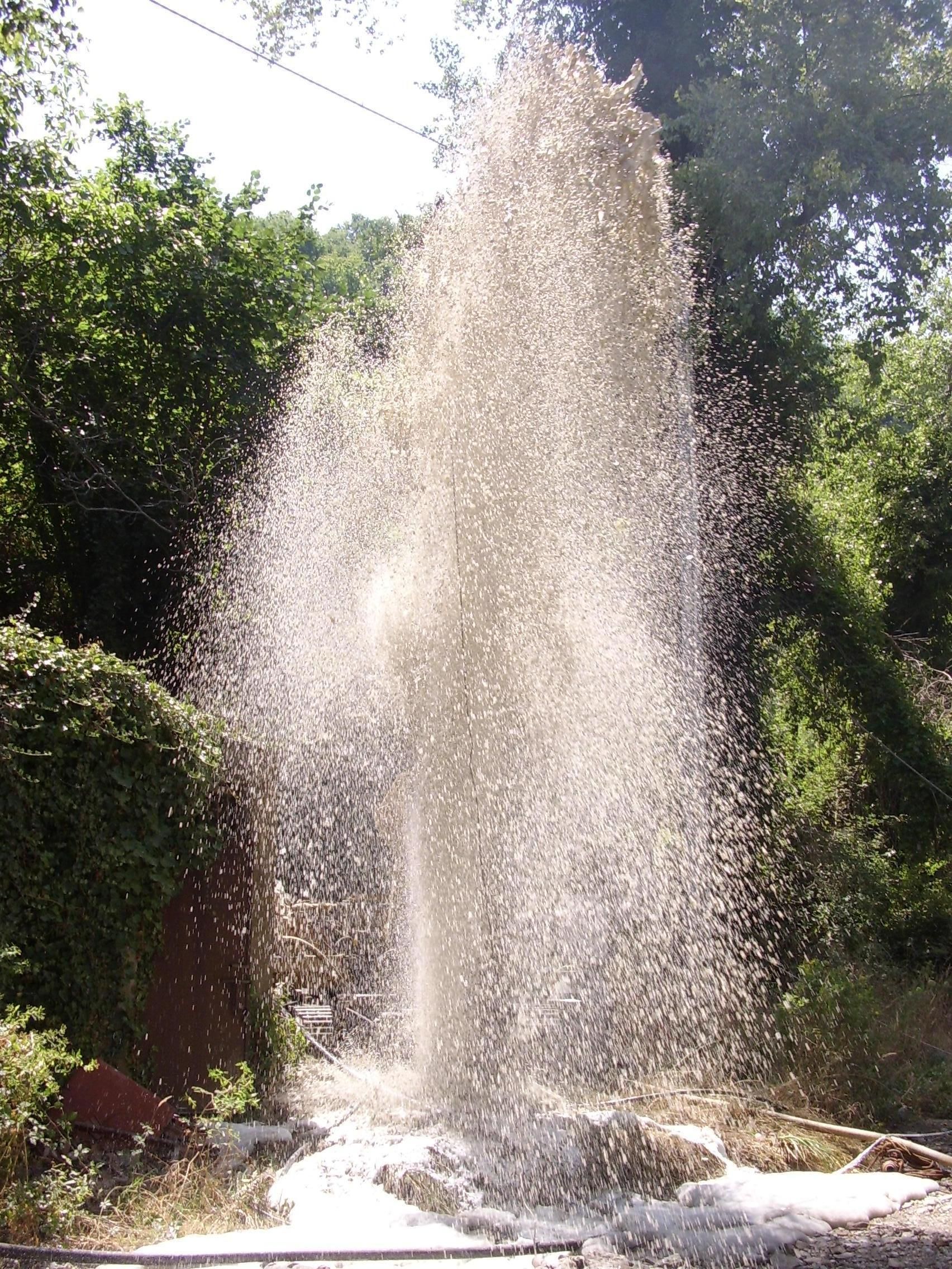 Acqua che sgorga da una sorgente, circondata da alberi verdi e fogliame Sarda Trivelsonda Group Olbia  Loiri Porto San Paolo - Loiri (SS)