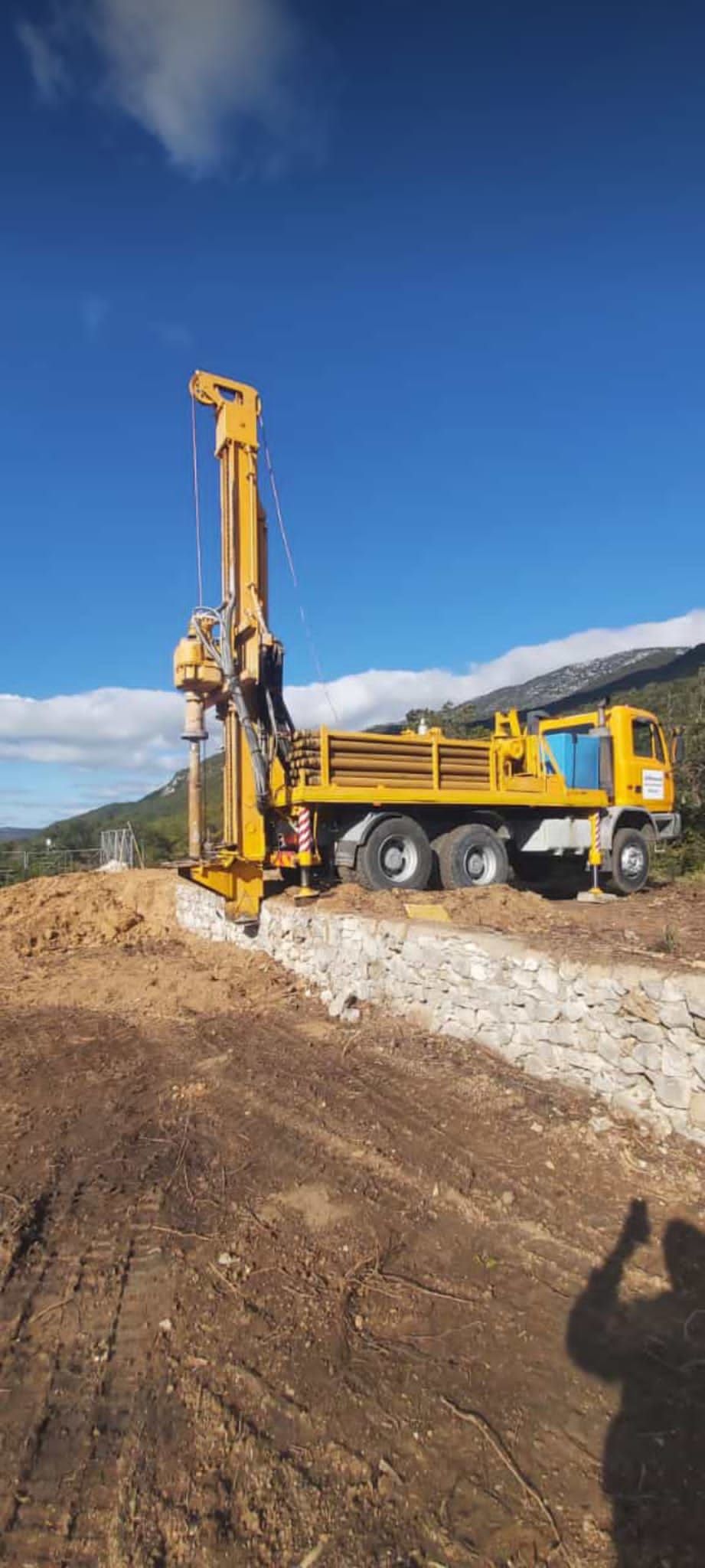 Una piattaforma di perforazione gialla su un camion Sarda Trivelsonda Group Olbia  Loiri Porto San Paolo - Loiri (SS)