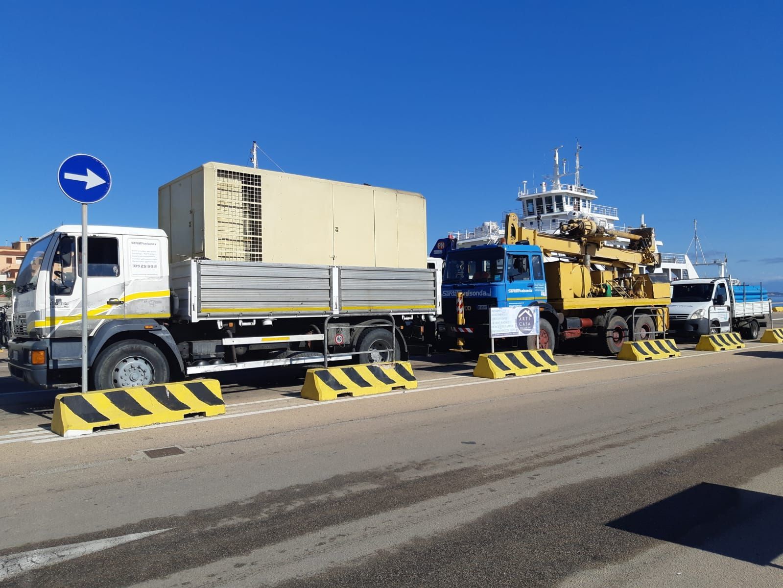 Camion parcheggiati vicino a un porto, uno dei quali con un grande container sul cassone Sarda Trivelsonda Group Olbia  Loiri Porto San Paolo - Loiri (SS)