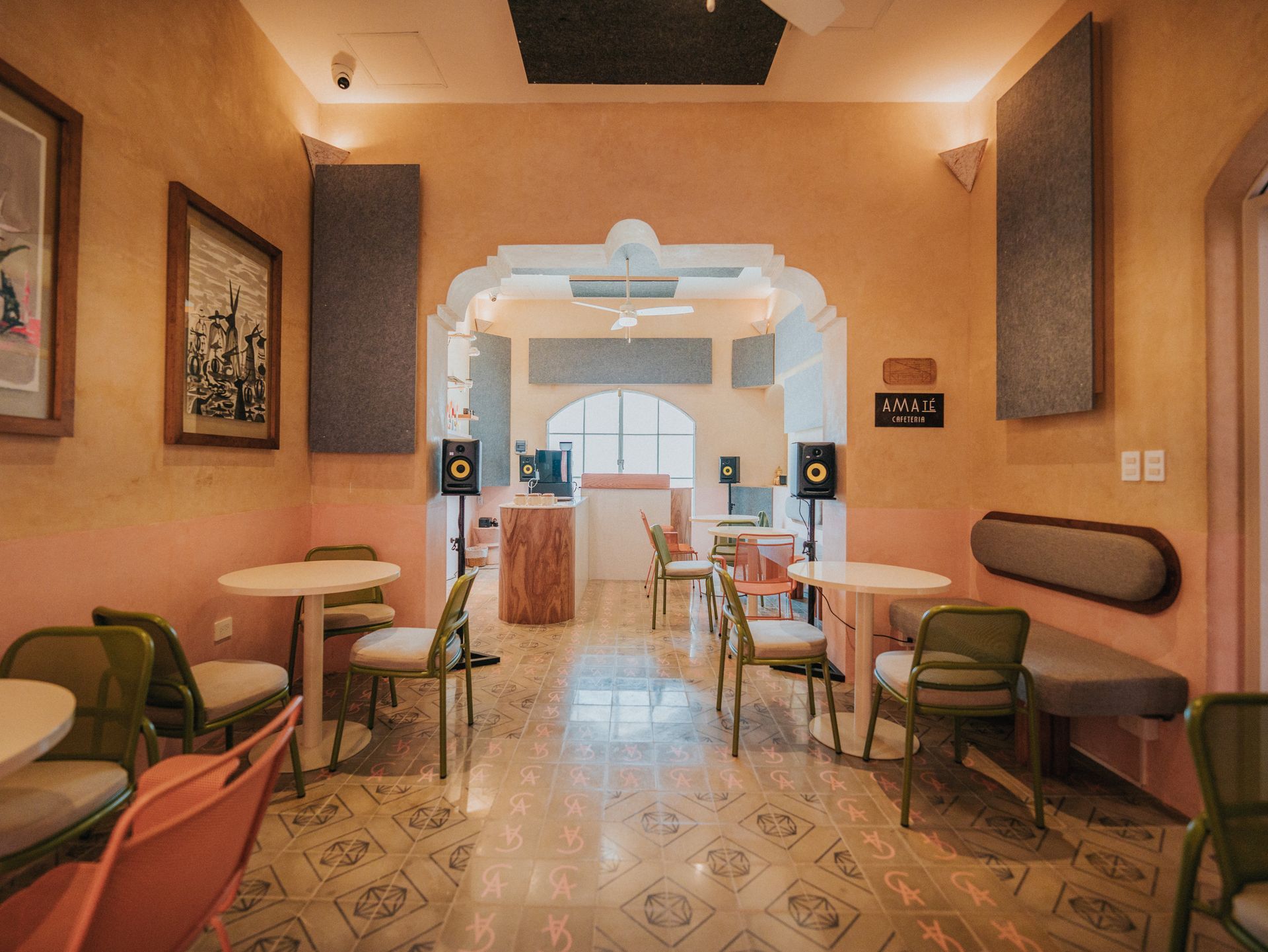 Hay muchas mesas y sillas en esta habitación.