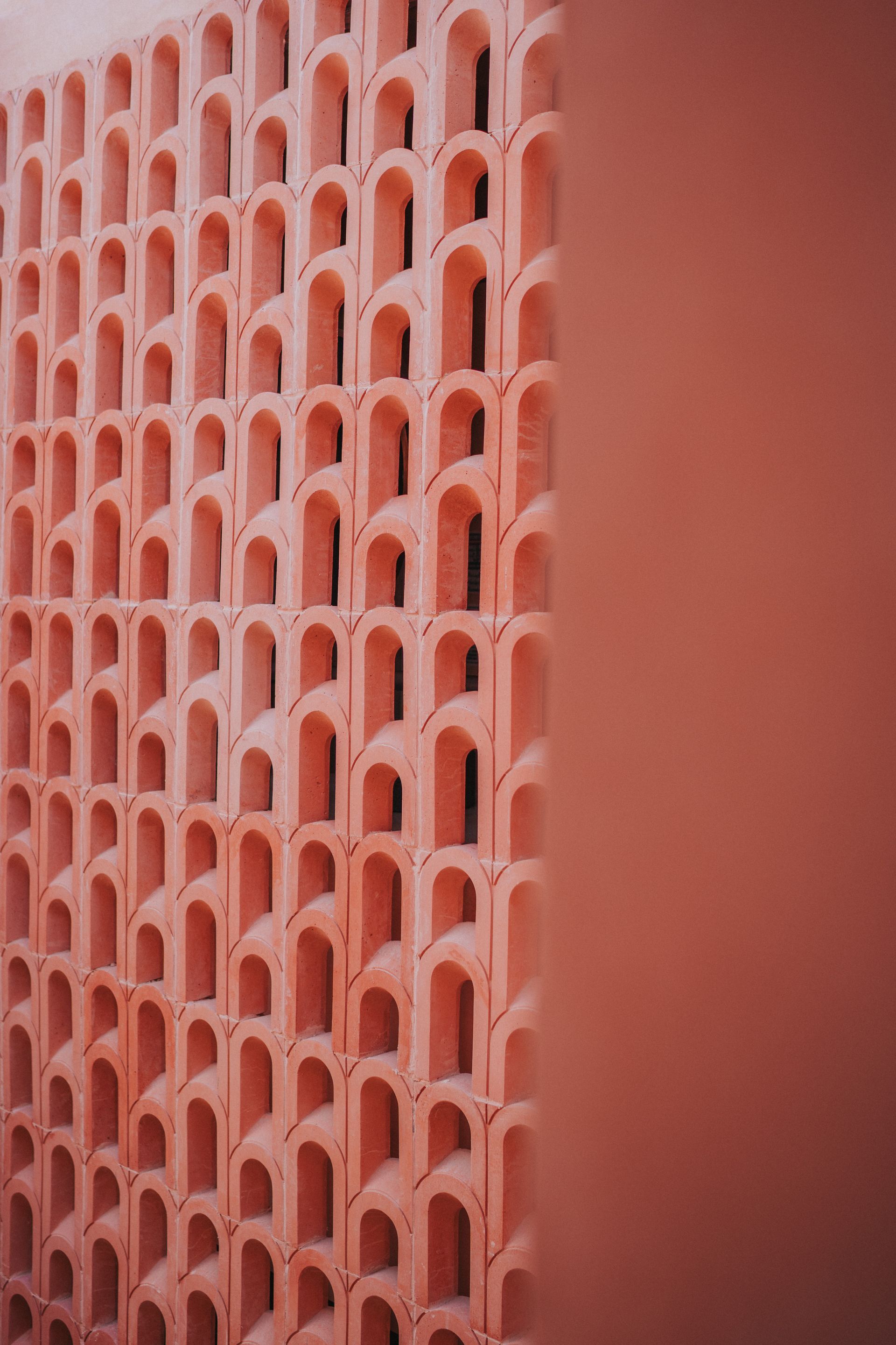 Un primer plano de una pared de ladrillos con arcos.